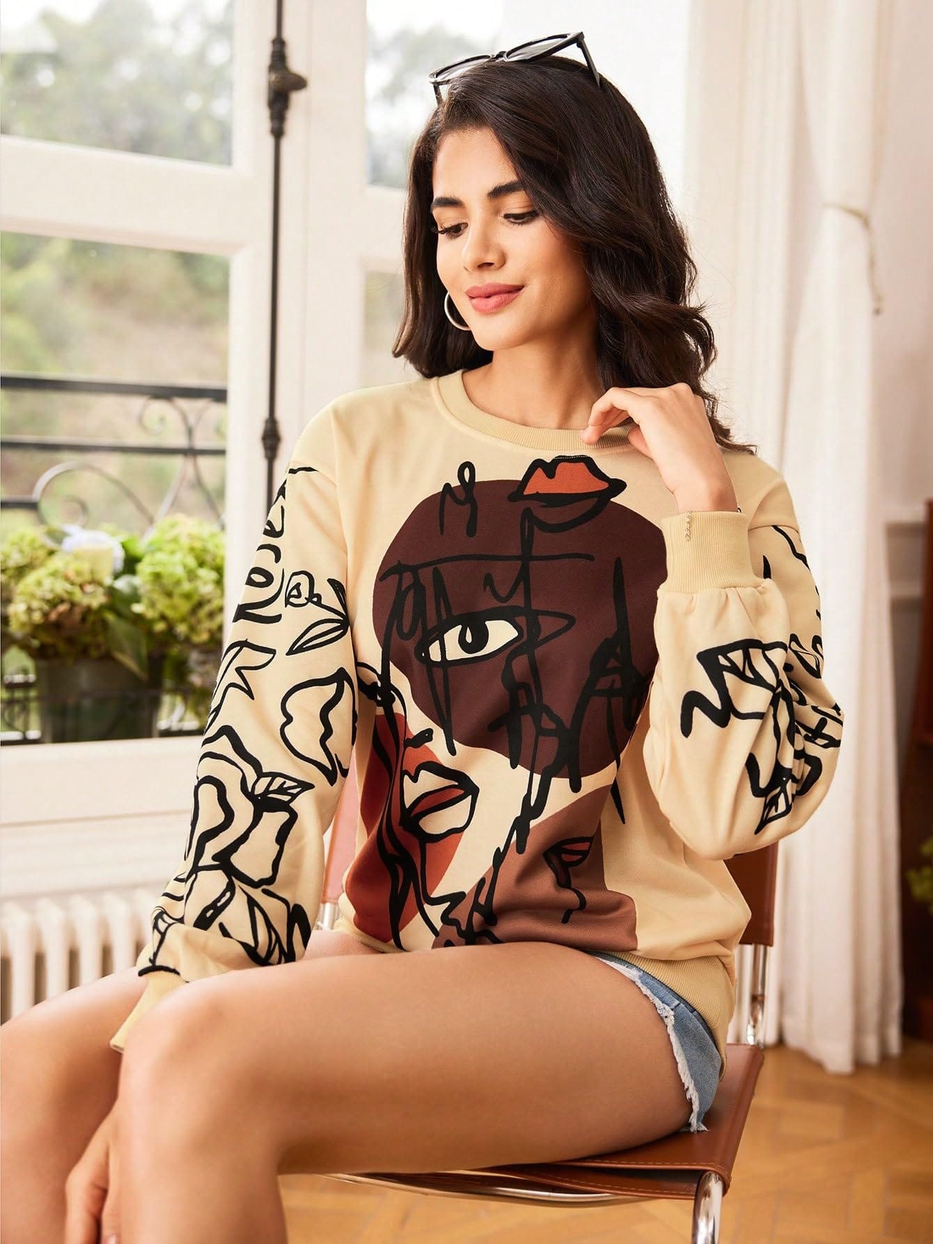 WDIRARA Women's Figure Graphic Print Sweatshirt Round Neck Long Sleeve Contrast Color Graffiti Pullovers Apricot M