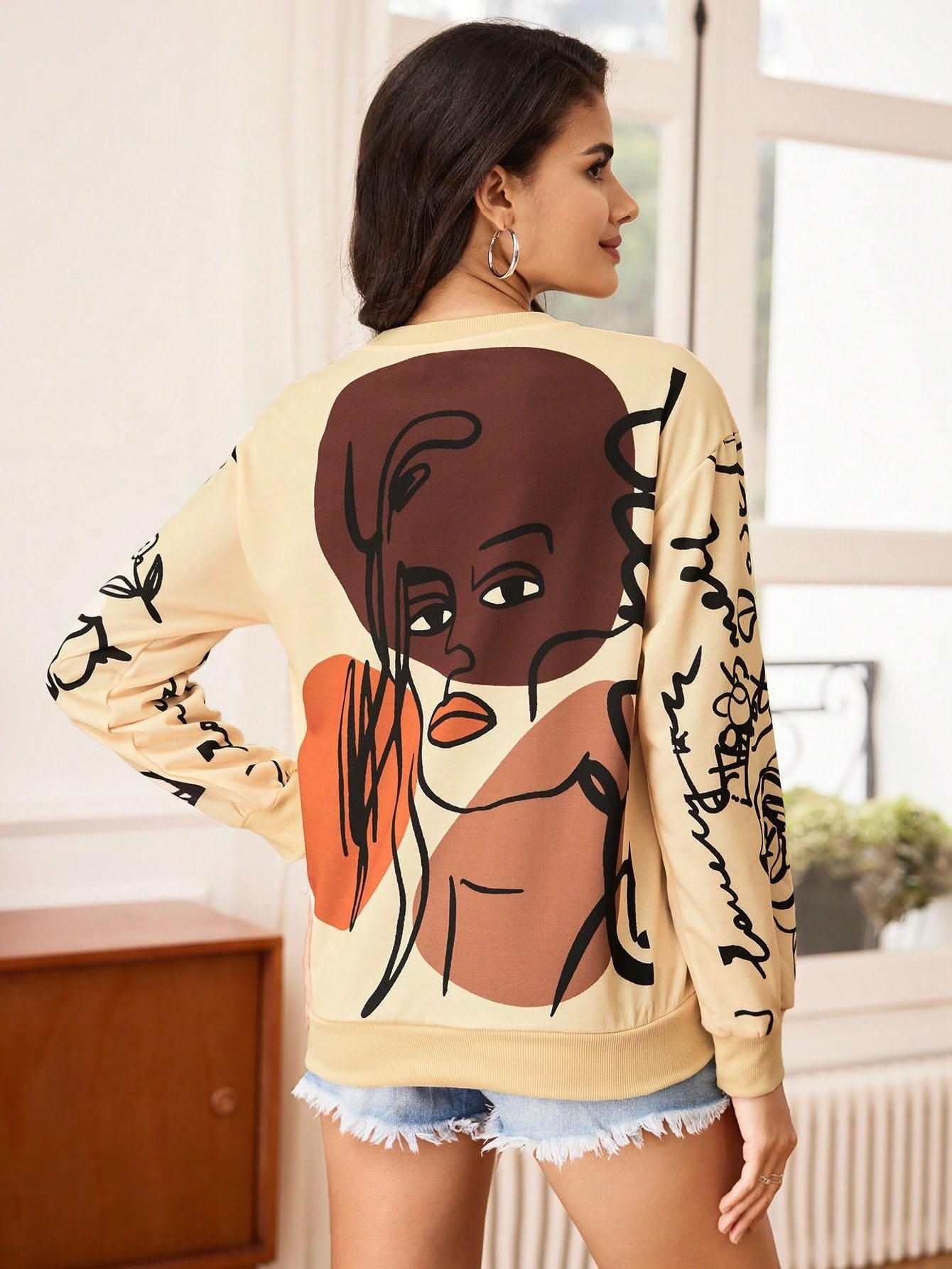 WDIRARA Women's Figure Graphic Print Sweatshirt Round Neck Long Sleeve Contrast Color Graffiti Pullovers Apricot M